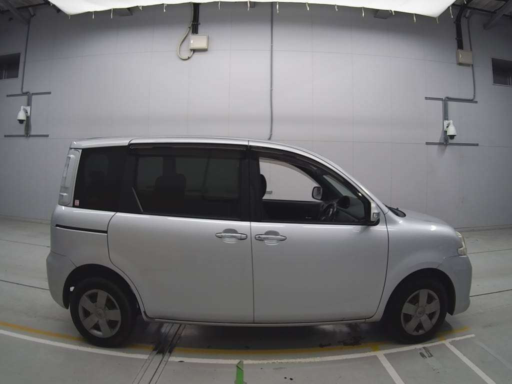 2011 Toyota Sienta NCP81G[2]