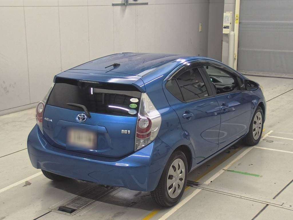 2013 Toyota Aqua NHP10[1]