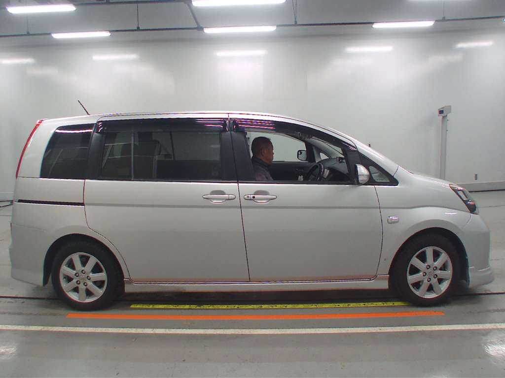 2010 Toyota Isis ZGM11W[2]