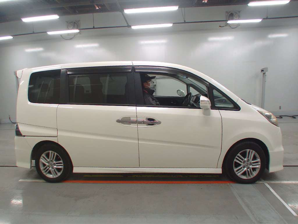 2009 Honda Step WGN RG3[2]