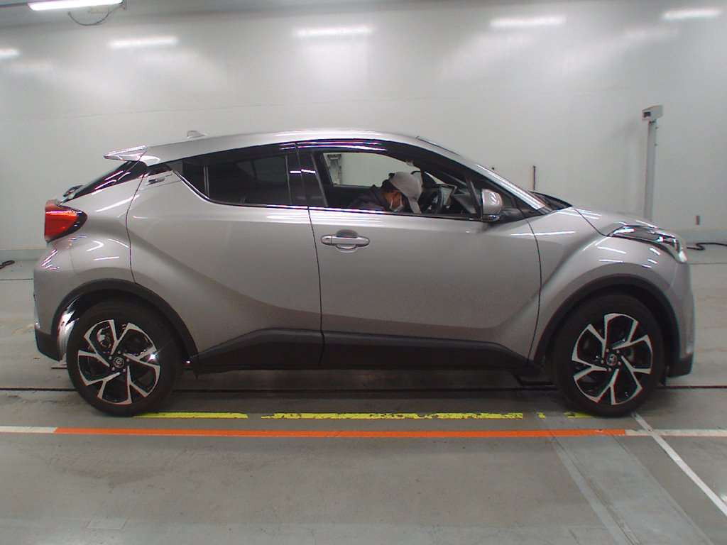 2017 Toyota C-HR NGX50[2]