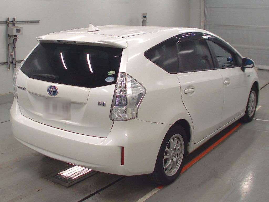 2013 Toyota Prius alpha ZVW41W[1]