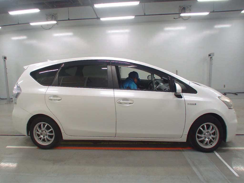 2013 Toyota Prius alpha ZVW41W[2]