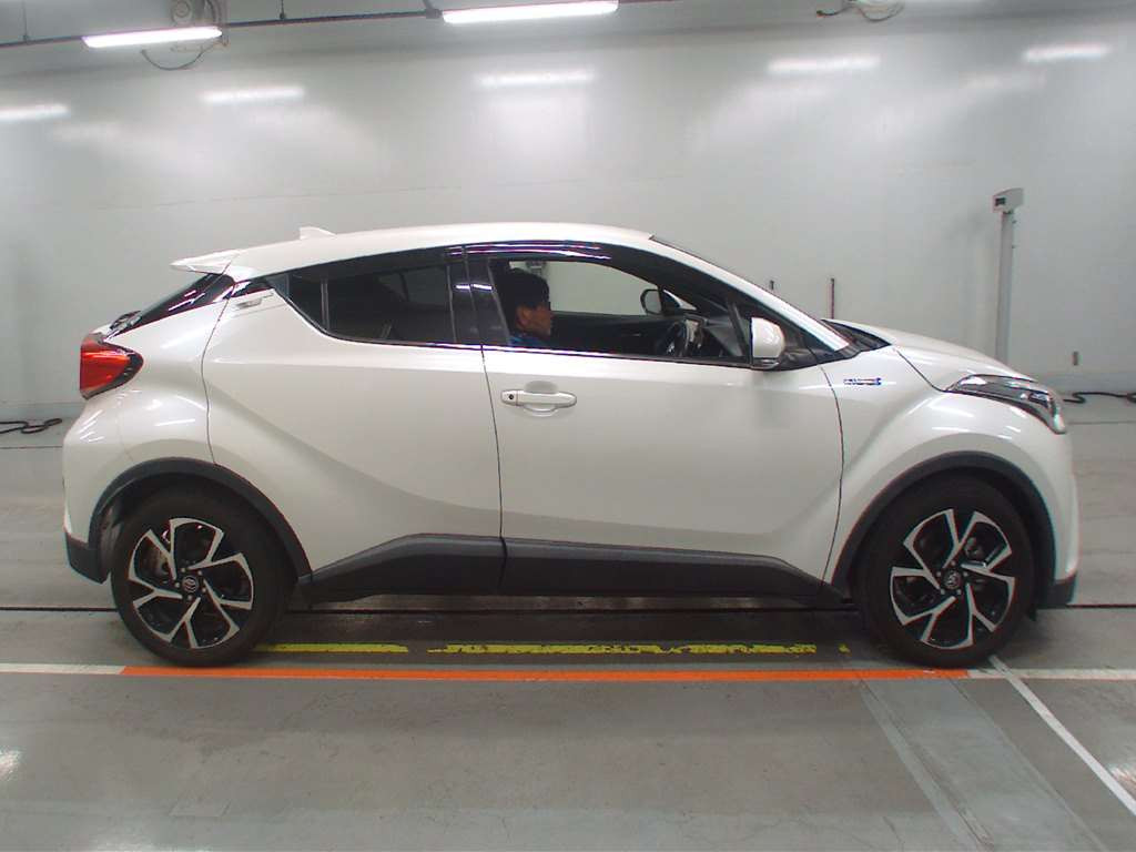 2017 Toyota C-HR ZYX10[2]