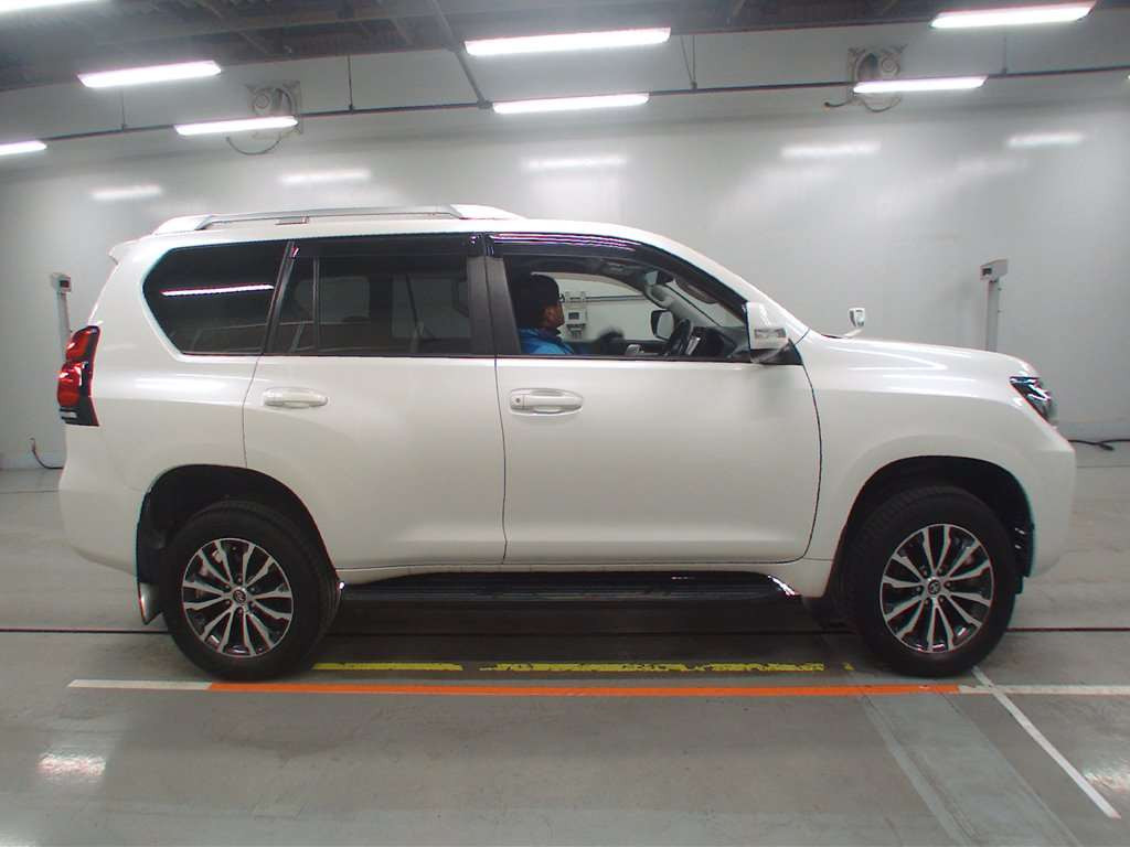 2020 Toyota Land Cruiser Prado TRJ150W[2]