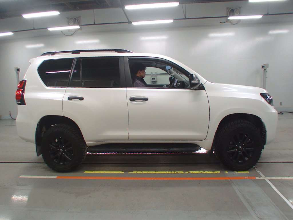 2023 Toyota Land Cruiser Prado TRJ150W[2]