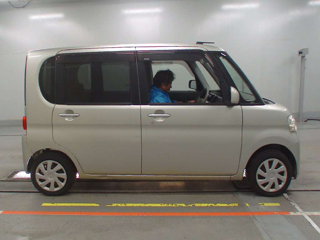 2013 Daihatsu Tanto L375S[2]