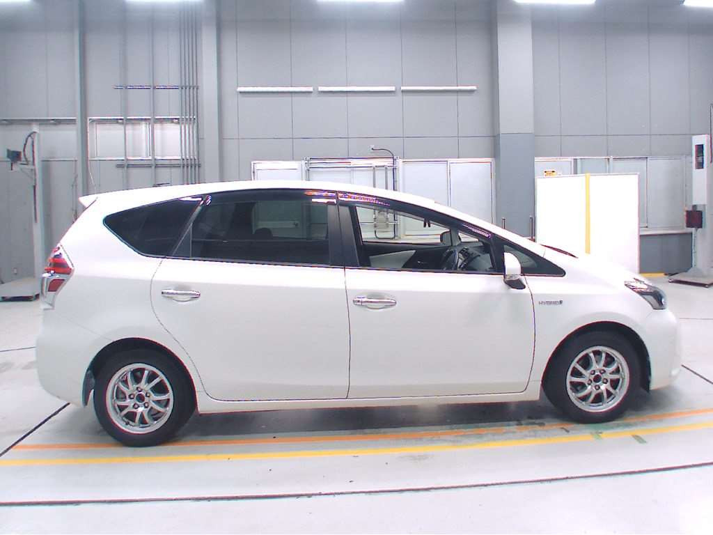 2018 Toyota Prius alpha ZVW40W[2]