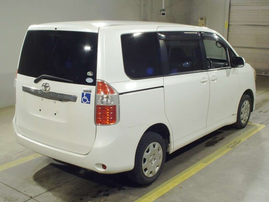 2009 Toyota Noah ZRR75G[1]