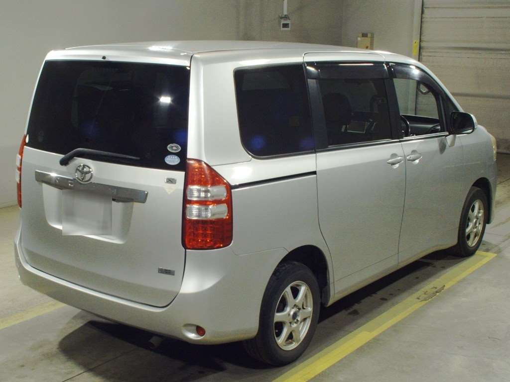 2010 Toyota Noah ZRR75G[1]