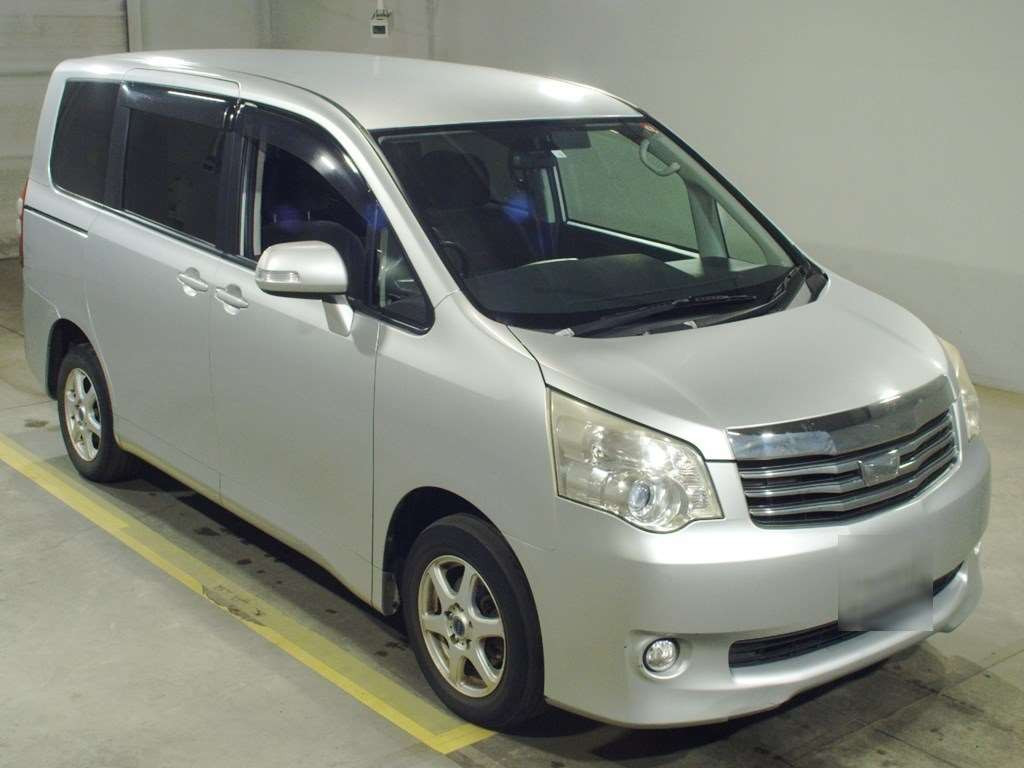 2010 Toyota Noah ZRR75G[2]