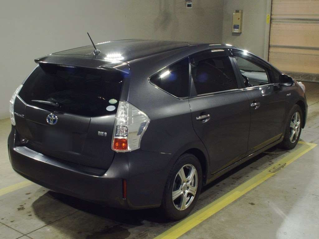 2013 Toyota Prius alpha ZVW41W[1]