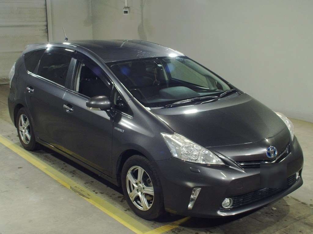 2013 Toyota Prius alpha ZVW41W[2]