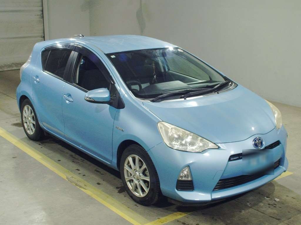 2012 Toyota Aqua NHP10[2]