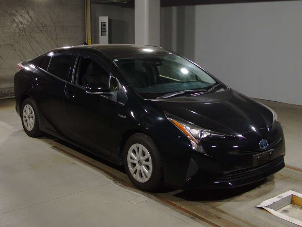 2017 Toyota Prius ZVW50[2]