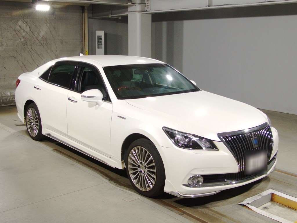 2015 Toyota Crown Majesta AWS215[2]