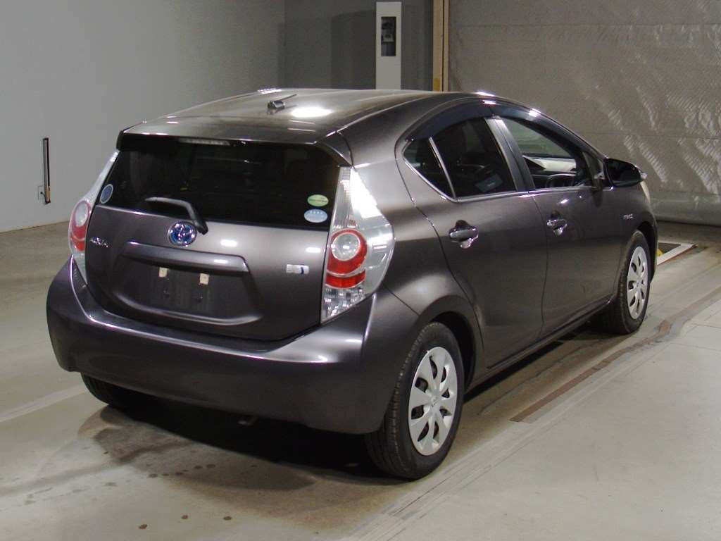 2013 Toyota Aqua NHP10[1]