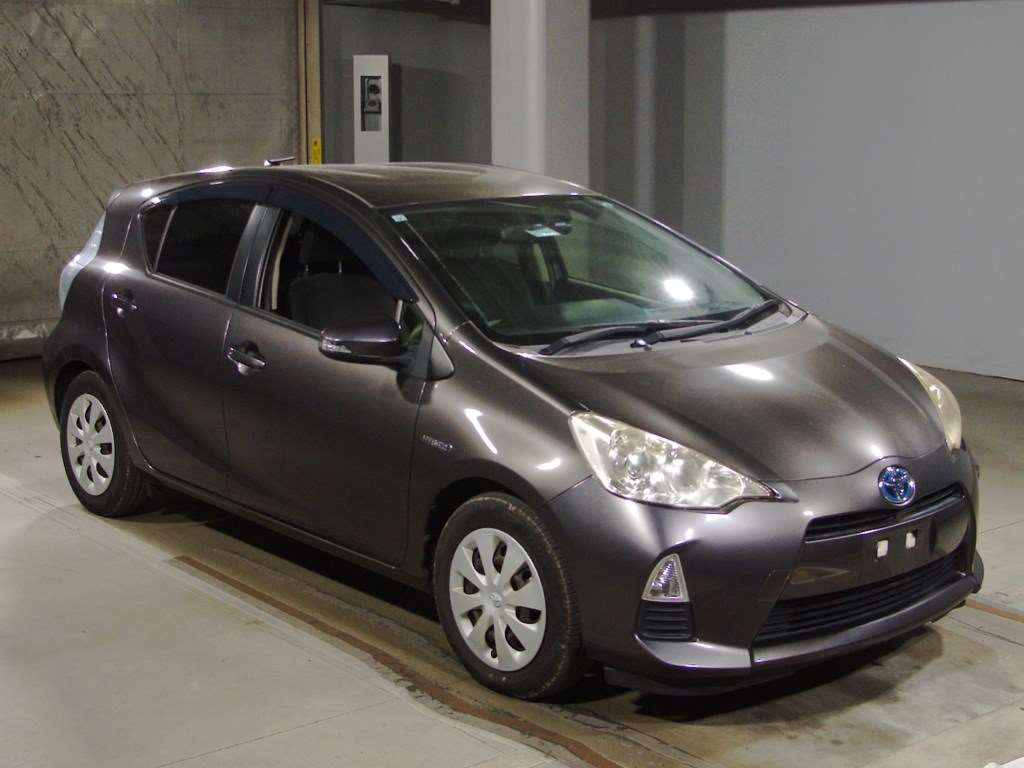 2013 Toyota Aqua NHP10[2]