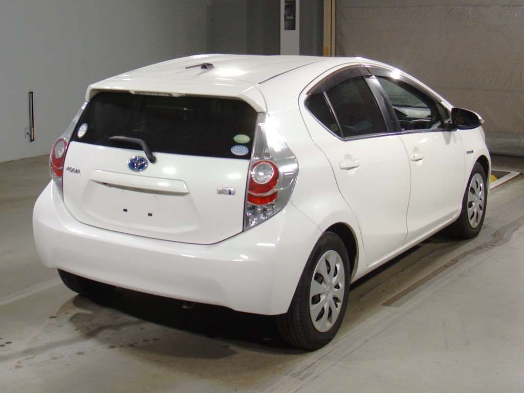 2012 Toyota Aqua NHP10[1]