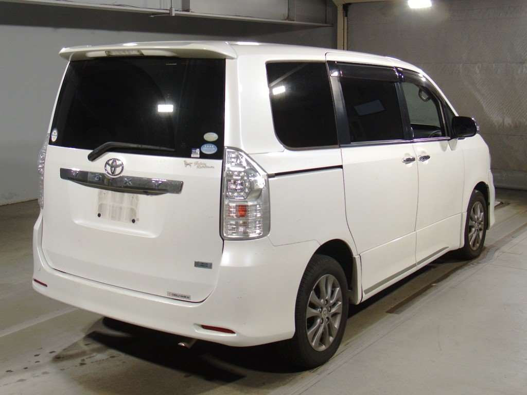 2012 Toyota Voxy ZRR75W[1]