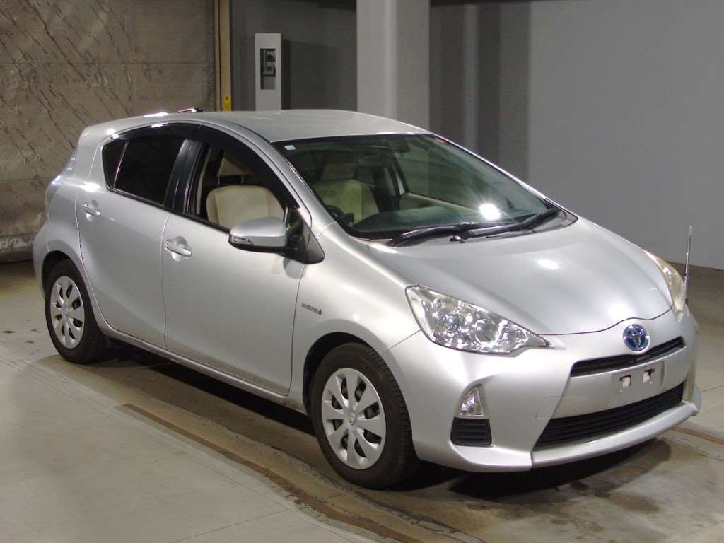 2012 Toyota Aqua NHP10[2]