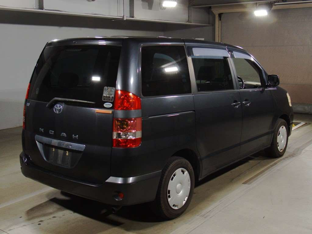 2004 Toyota Noah AZR60G[1]