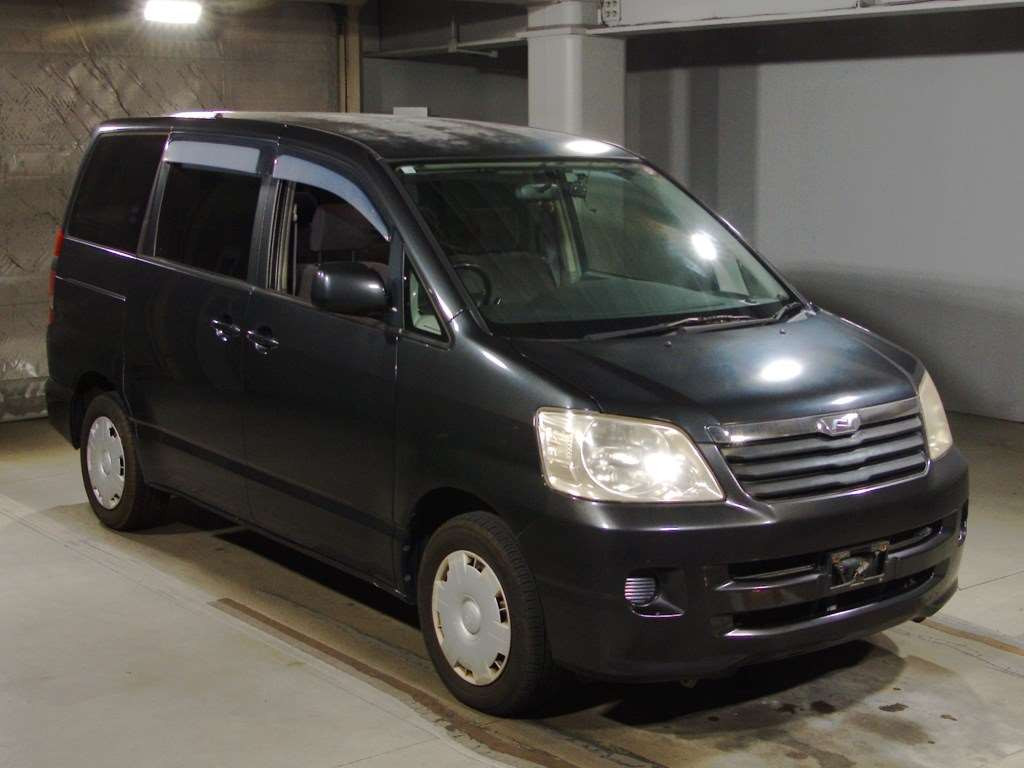 2004 Toyota Noah AZR60G[2]