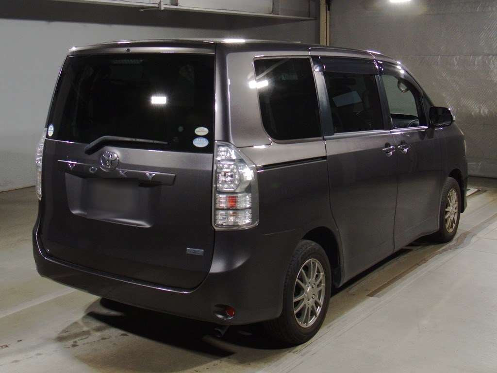 2010 Toyota Voxy ZRR70G[1]