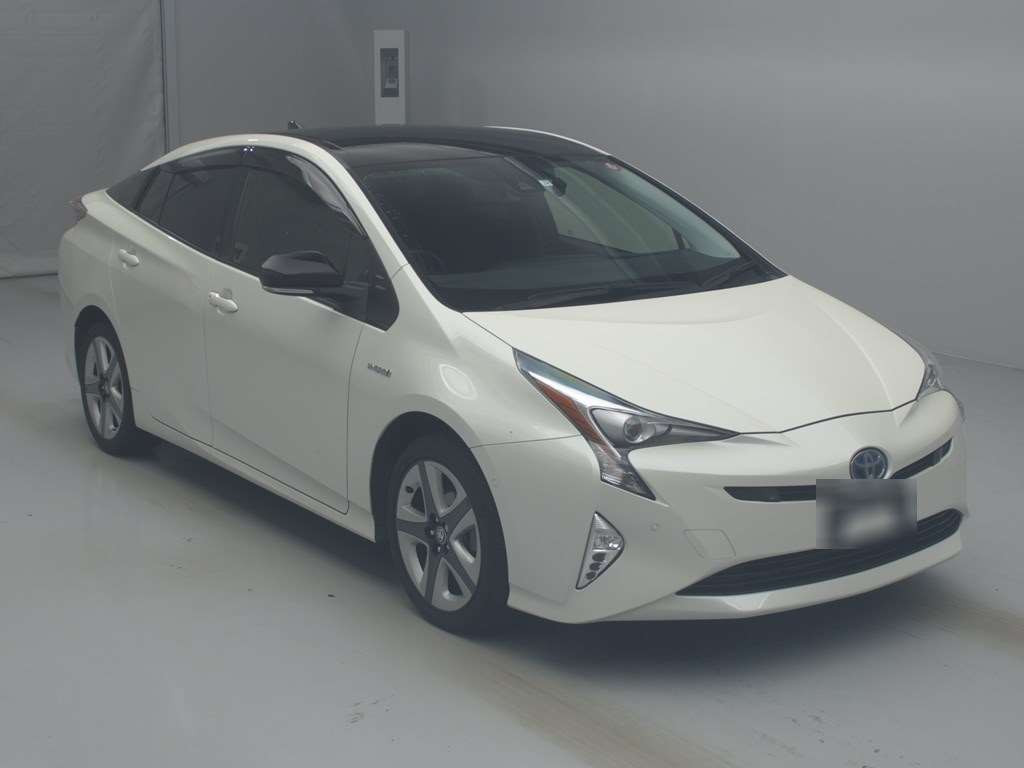 2017 Toyota Prius ZVW55[2]