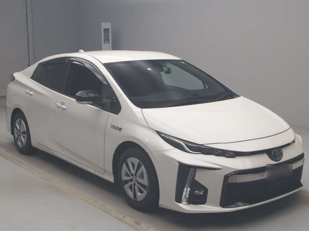 2018 Toyota Prius PHV ZVW52[2]