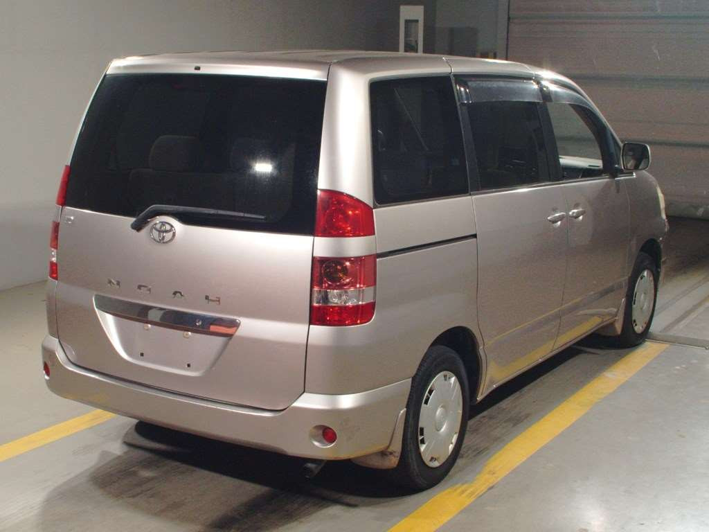 2003 Toyota Noah AZR60G[1]