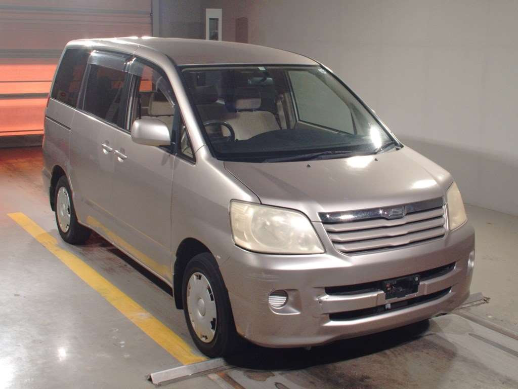 2003 Toyota Noah AZR60G[2]