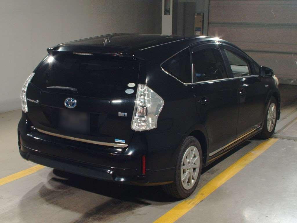 2012 Toyota Prius alpha ZVW41W[1]