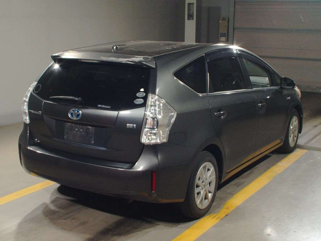 2011 Toyota Prius alpha ZVW41W[1]