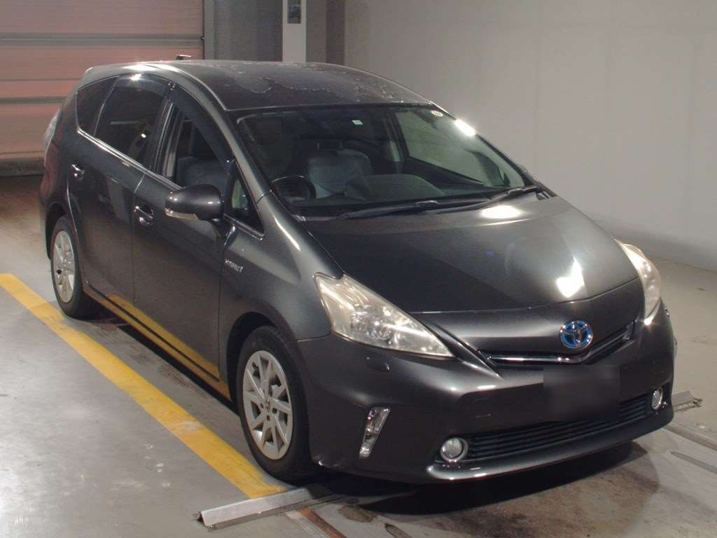 2011 Toyota Prius alpha ZVW41W[2]