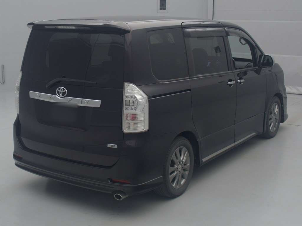 2013 Toyota Voxy ZRR70W[1]