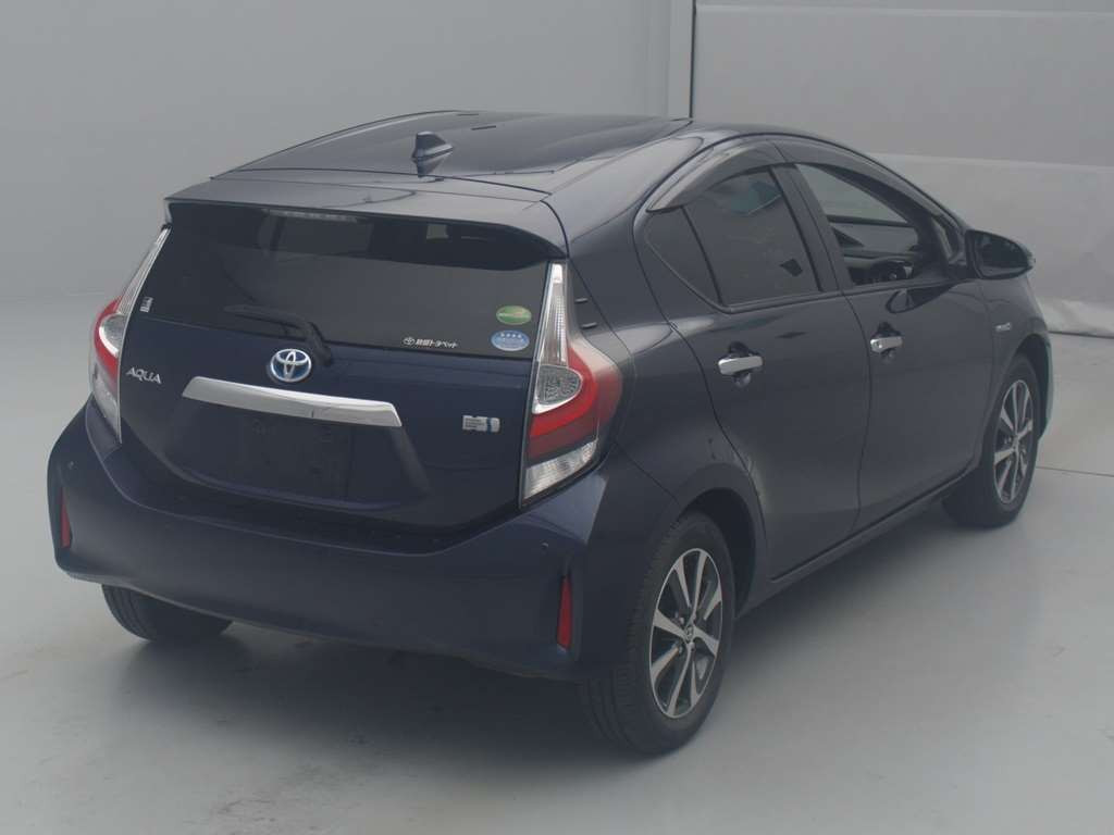 2018 Toyota Aqua NHP10[1]