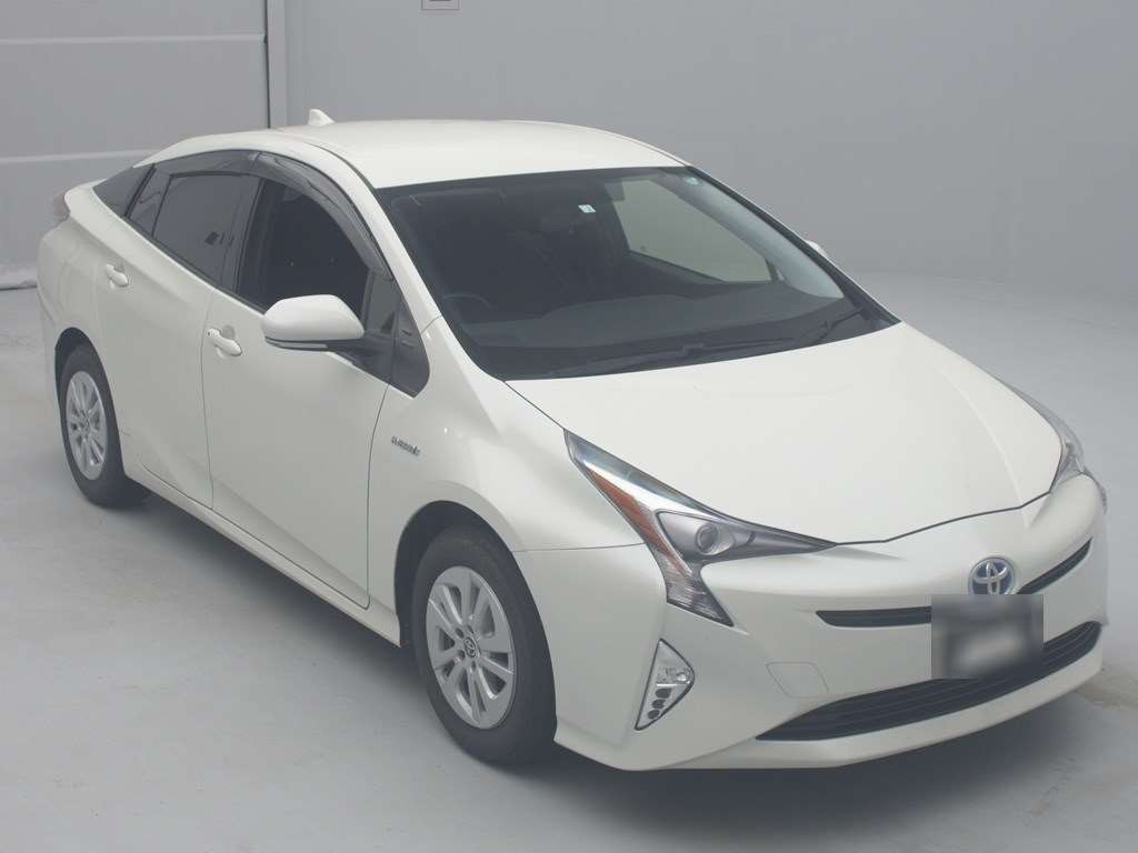 2016 Toyota Prius ZVW55[2]