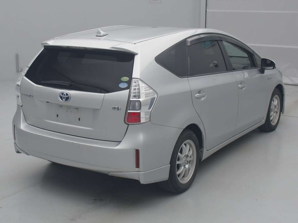 2012 Toyota Prius alpha ZVW41W[1]