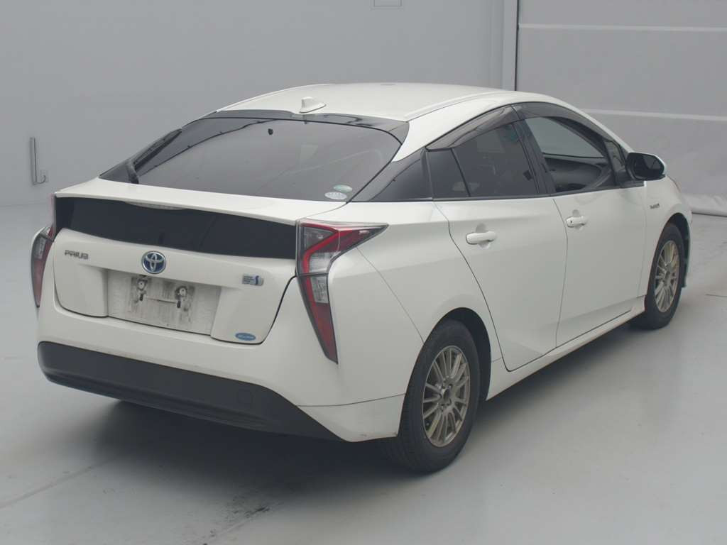 2017 Toyota Prius ZVW50[1]