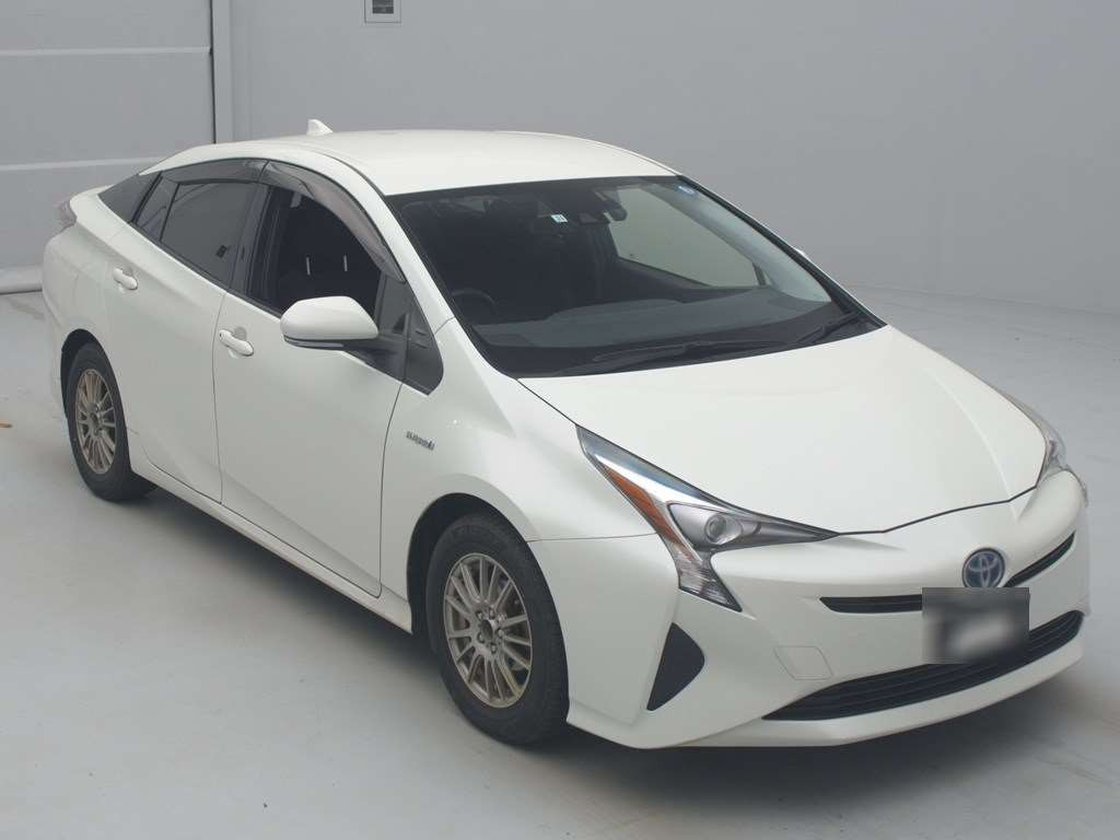 2017 Toyota Prius ZVW50[2]