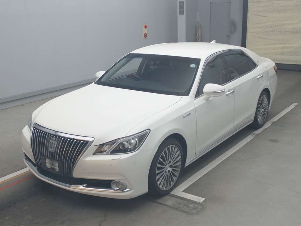 2017 Toyota Crown Majesta GWS214[0]