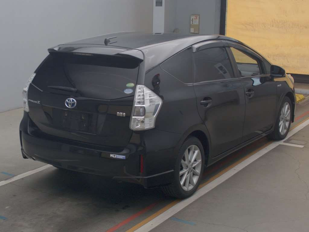 2013 Toyota Prius alpha ZVW41W[1]