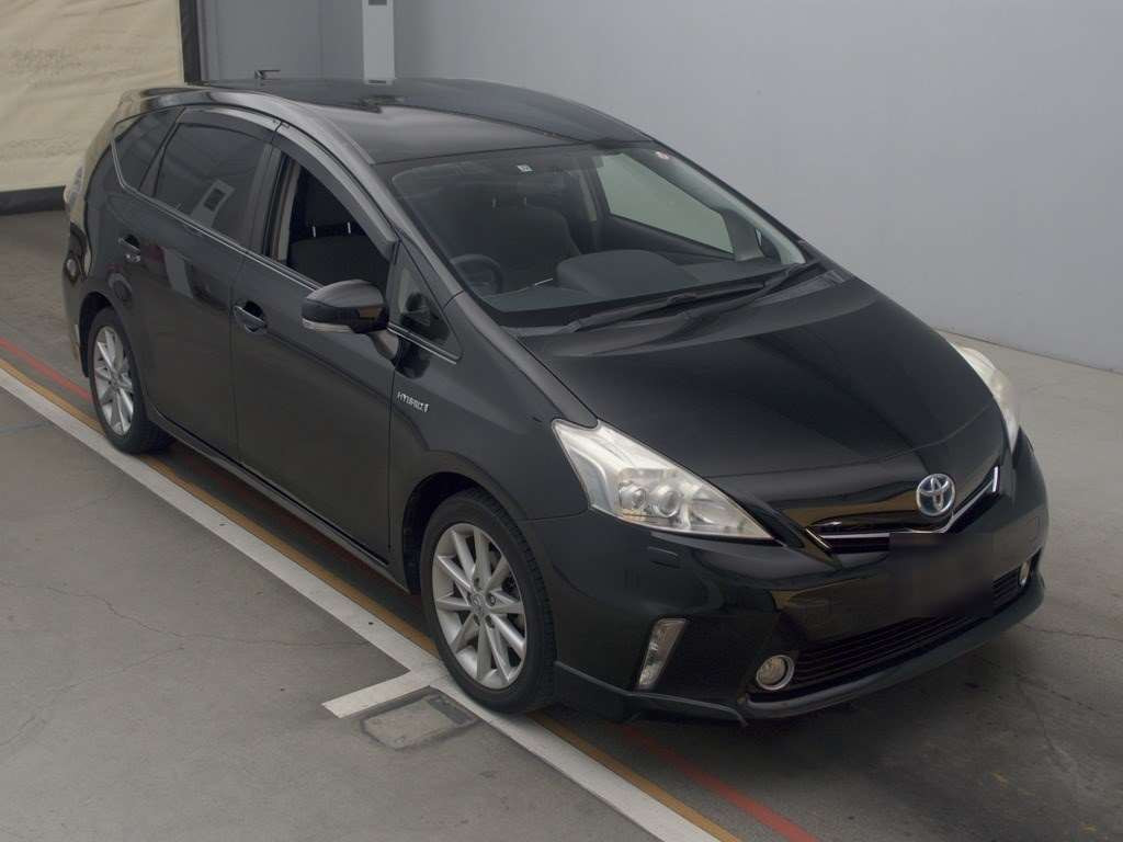 2013 Toyota Prius alpha ZVW41W[2]