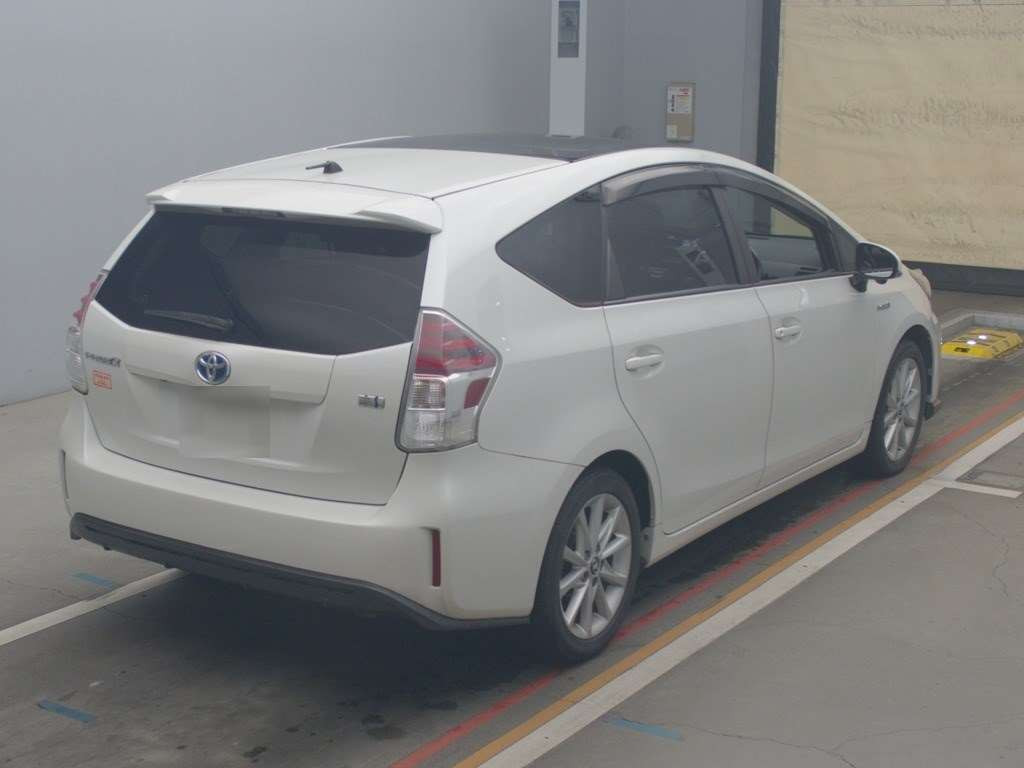 2014 Toyota Prius alpha ZVW40W[1]