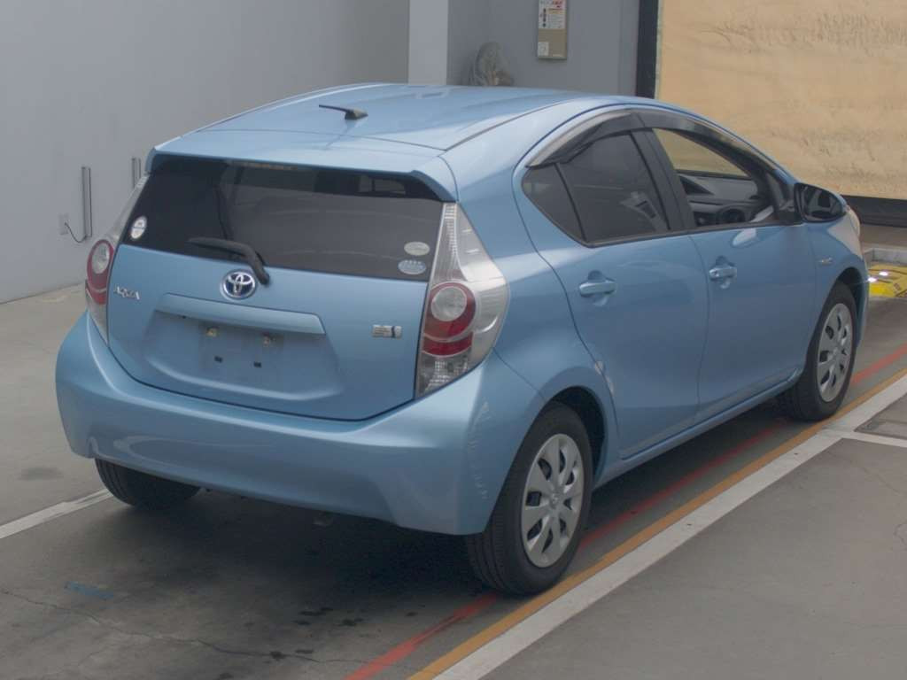 2012 Toyota Aqua NHP10[1]