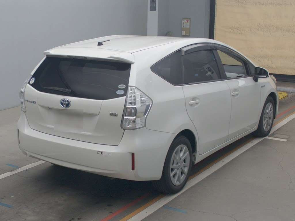 2011 Toyota Prius alpha ZVW41W[1]