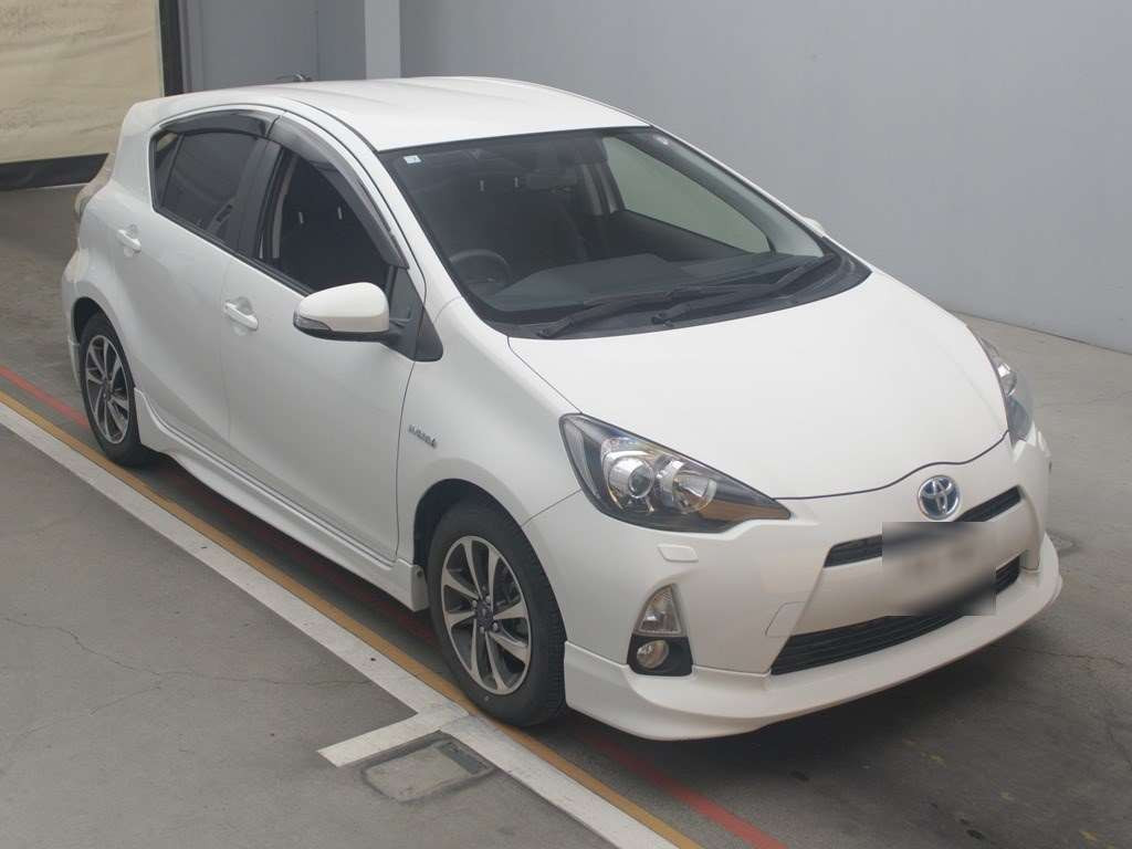 2014 Toyota Aqua NHP10[2]