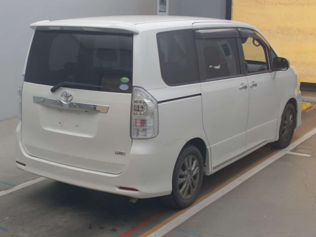 2012 Toyota Voxy ZRR70W[1]