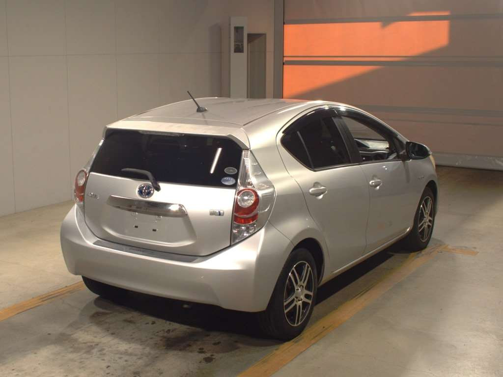 2012 Toyota Aqua NHP10[1]